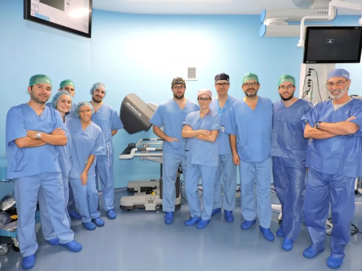 principal-imagenes-grupo-de-alumnos-en-el-taller-de-simulacion-de-cirugia-robotica-es_grande.jpg