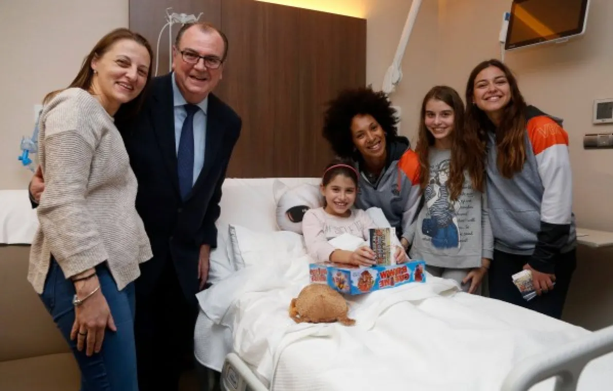El equipo femenino visita IMED Valencia con la campaña ‘Un Juguete, una sonrisa’ de Falomir Juegos