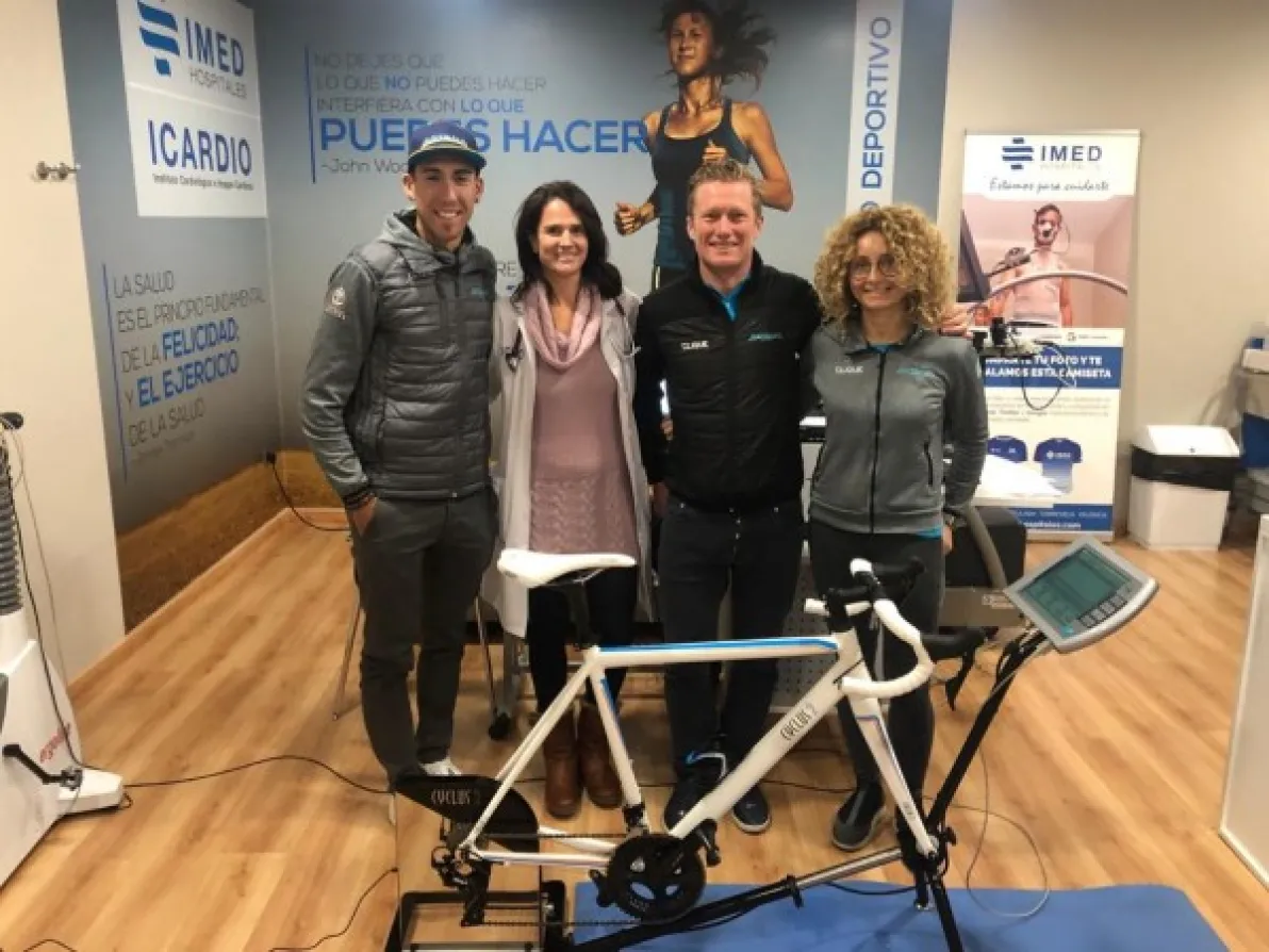 El equipo Astana pasa los reconocimientos médicos en IMED Levante