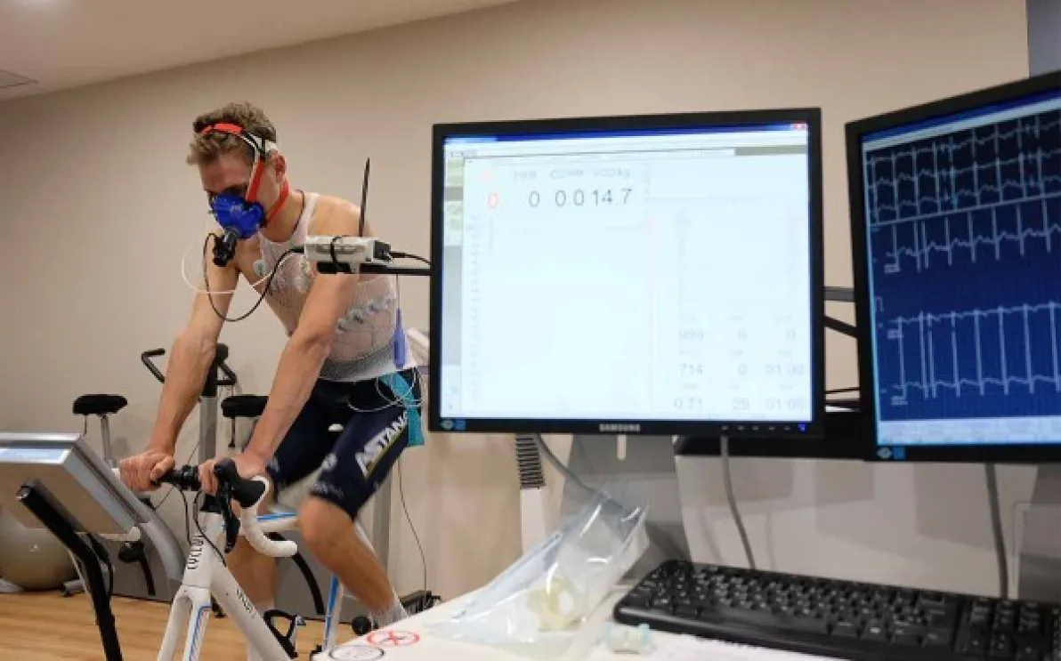 El equipo de ciclismo Astaná pasa los reconocimientos médicos en IMED Levante