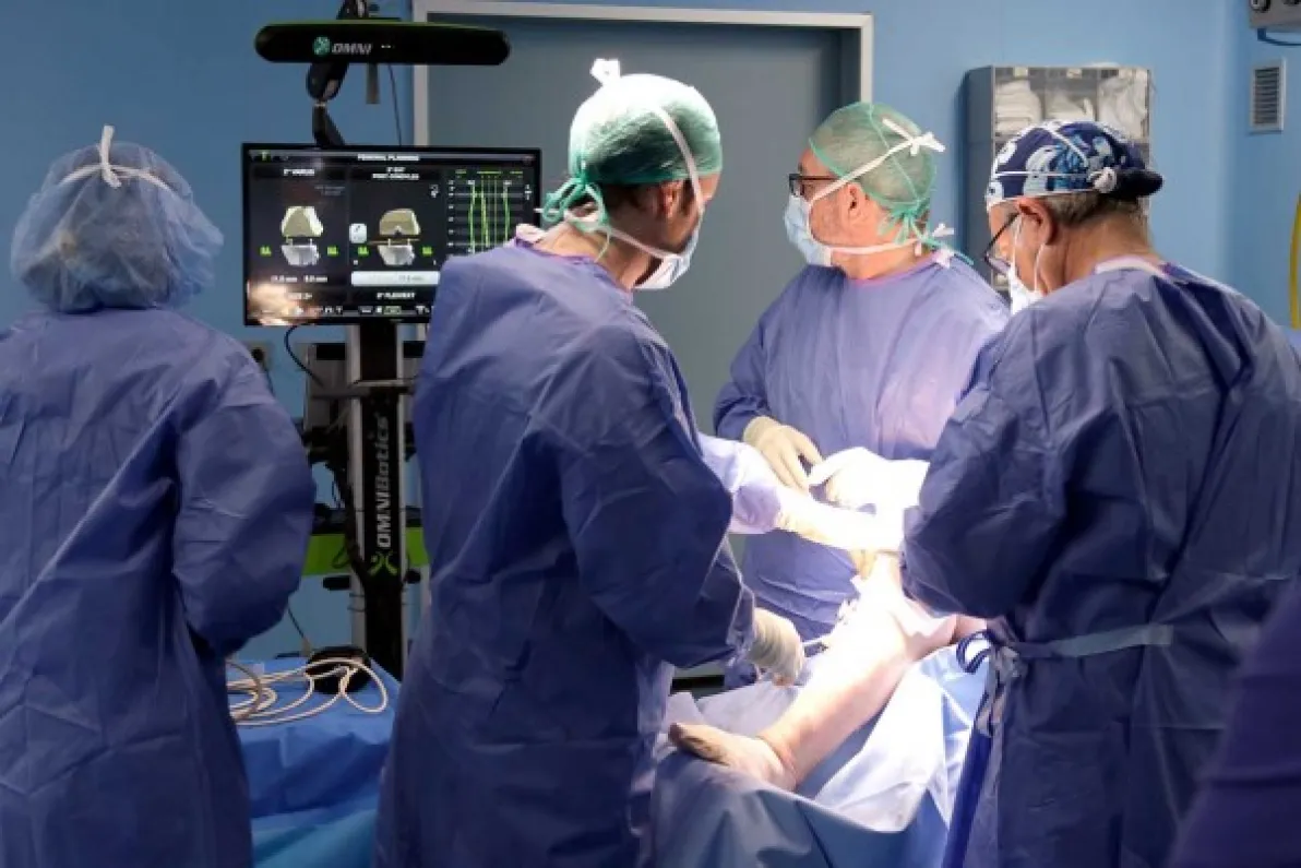 IMED Valencia realiza la primera implantación de prótesis de rodilla mediante cirugía robotizada