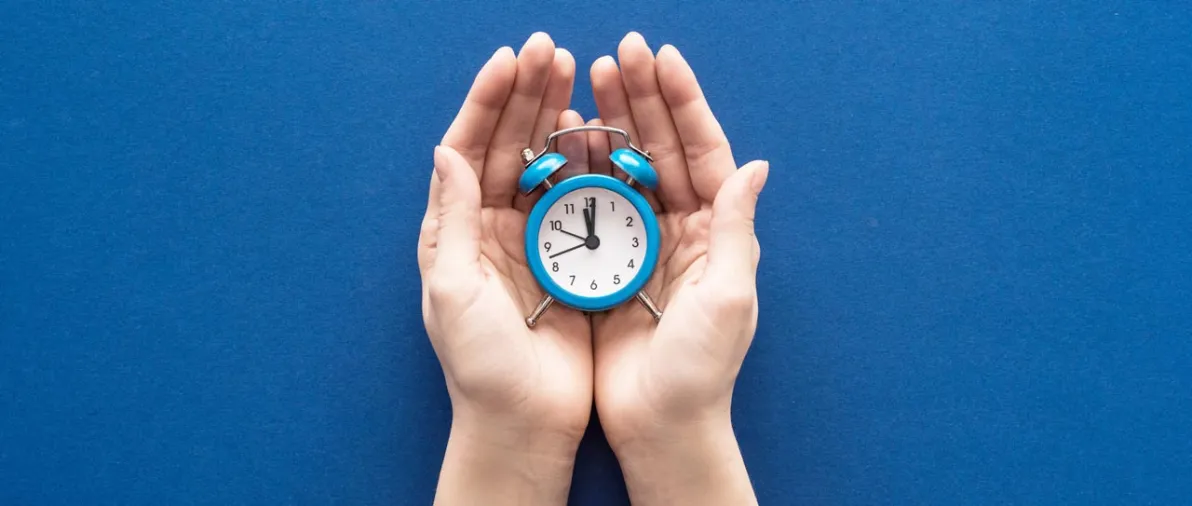 Posponer la alarma del despertador: un hábito común que puede afectar a la calidad del sueño
