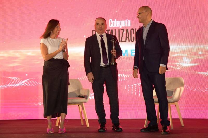 Juan Noguera recoge el premio  en la categoría de Digitalización durante la XIII edición de los Premios Alfil