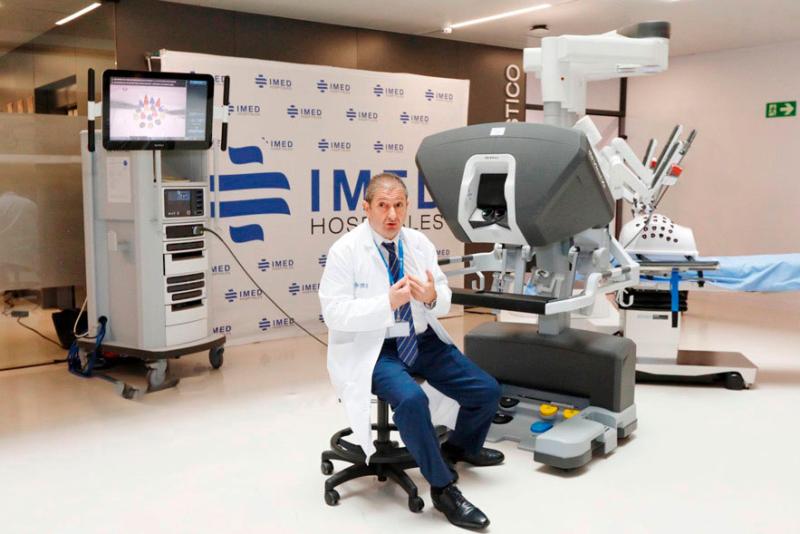 Ram&oacute;n Jos&eacute; Lir&oacute;n durante la presentaci&oacute;n del robot quir&uacute;rgico Da Vinci