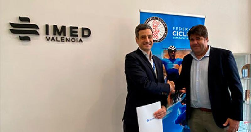 Photocall estrechando manos Alfredo Montoro y presidente Federaci&oacute;n