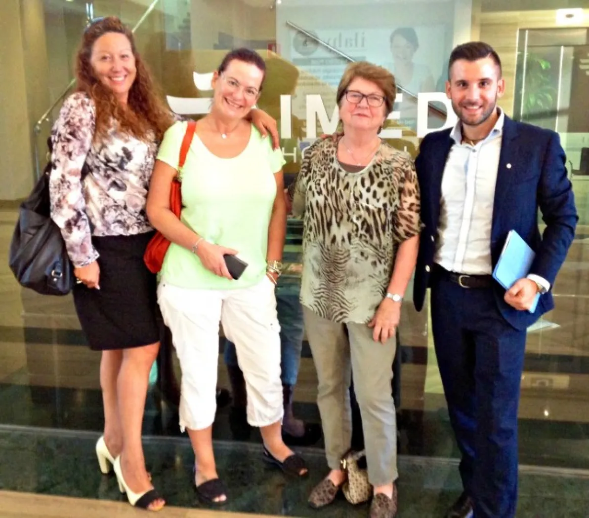 Una periodista de la revista "Seniorsaken" de Oslo y la bloguera sueca Mona Lundgren visitan IMED Levante