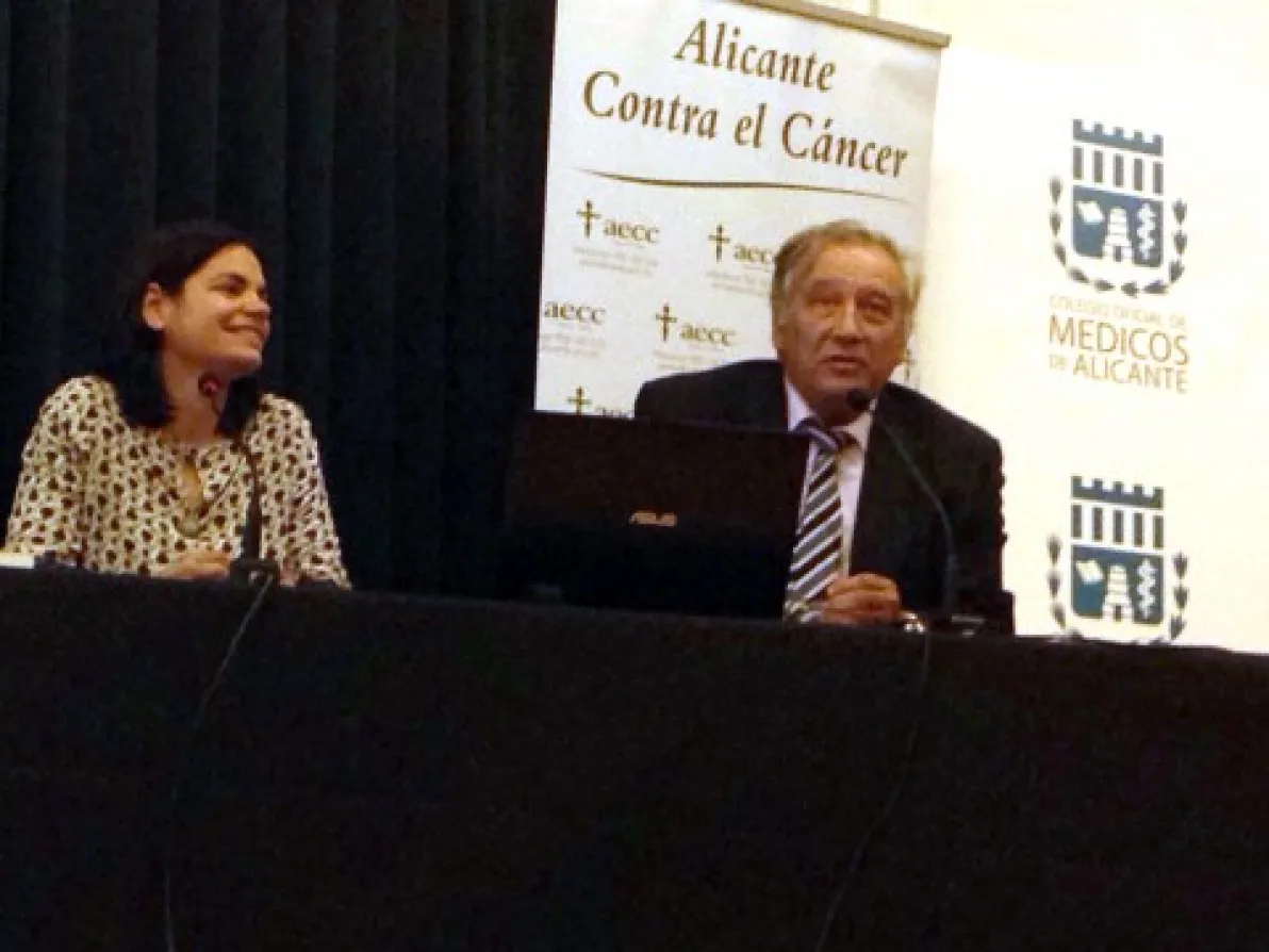 El Dr. Pablo Enriquez imparte una charla en el Colegio de médicos de Alicante