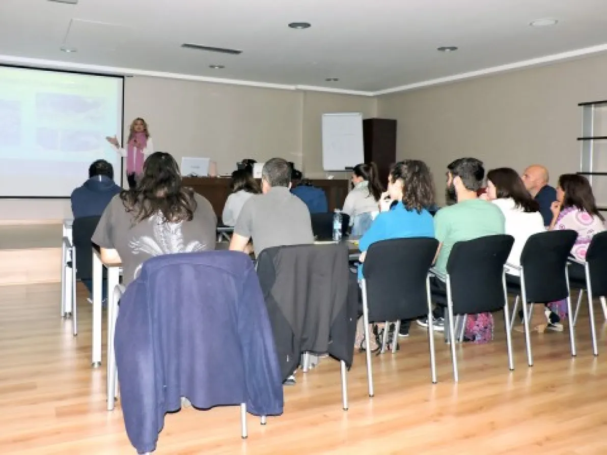 La Dra. Carolina Kop imparte una charla a la USAR-13, unidad de rescate canino de Alicante