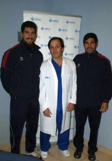 Christian García y Francisco Marco con el doctor Mas