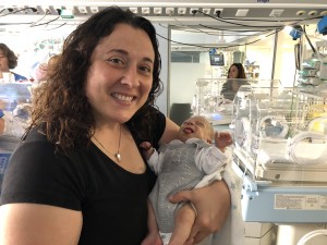 Olivier junto a sus padres y parte del equipo de la UCINP de IMED Valencia