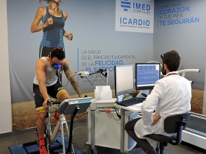 Héctor Barberá realizando la prueba de esfuerzo en la bicicleta bajo la supervisión del Dr. Óscar Fabregat