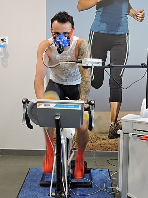 Héctor Barberá realizando la prueba de esfuerzo sobre la bicicleta