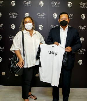 Lidia Gil recibiendo la camiseta