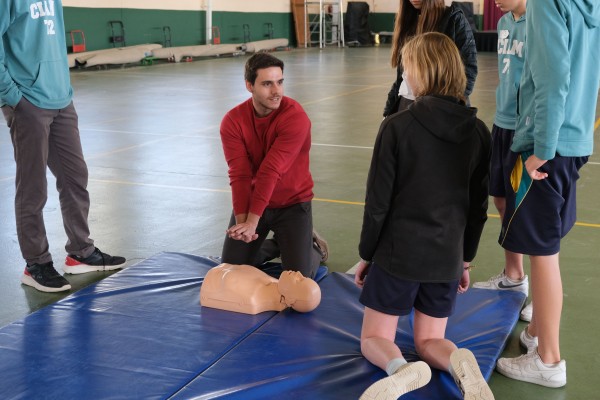 Taller de RCP (Reanimación Cardiopulmonar) para los alumnos del Colegio Internacional Ausiàs March