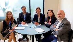 Representantes de IMED Hospitales y la asociación AmarCura
