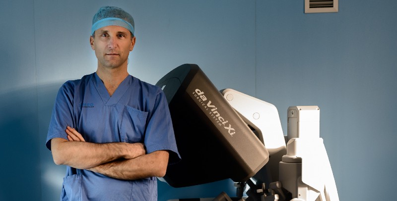 Dr. Lucas Minig con el robot quirúrgico Da Vinci